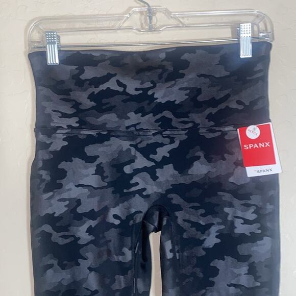 Spanx faux leather camo legging NWT. - Picture 2 of 6